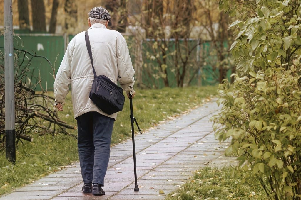 jak unikać kontuzji zimą seniorzy