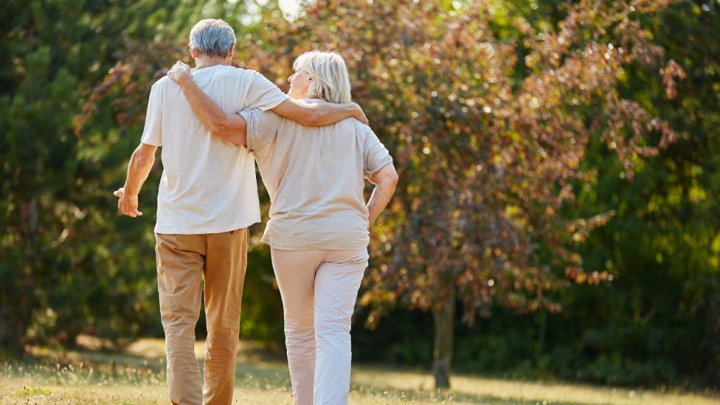 Magia spacerów – jak codzienne przechadzki wspierają zdrowie i szczęście seniorów