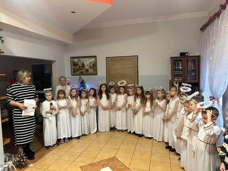 Przedstawienie „W Aniołkowie” w Domu Seniora Leśna Oaza