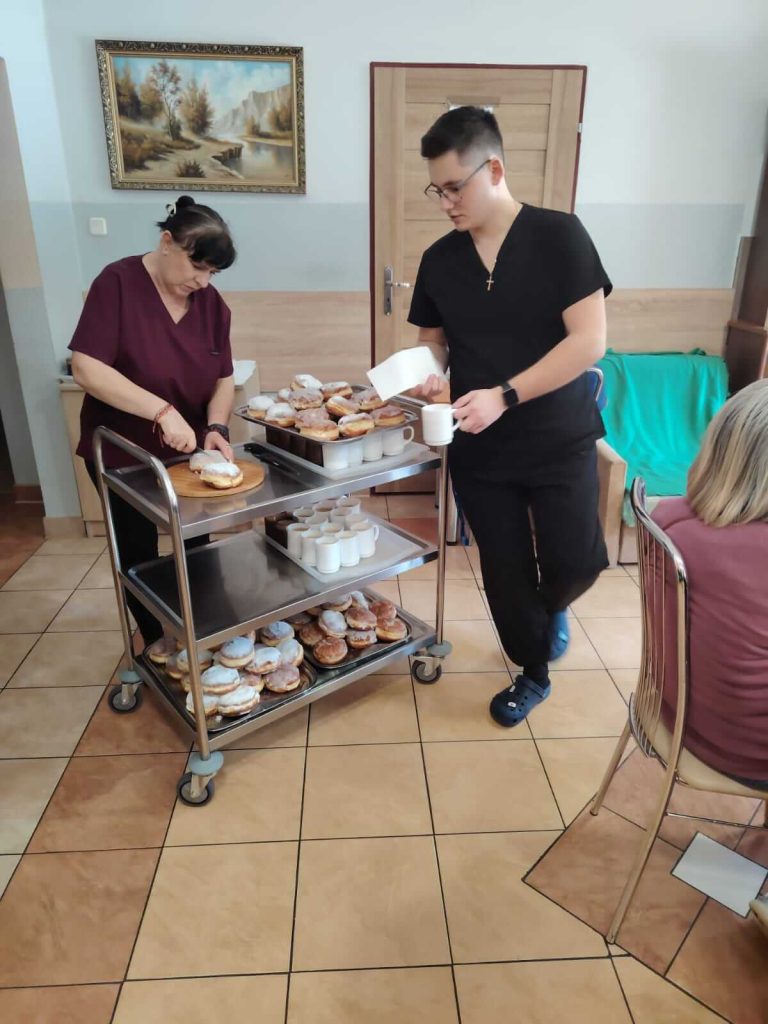 Tłusty Czwartek w domu opieki seniora Leśnej Oazie – słodkie chwile radości